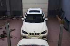  BMW X6 в помещении сто во время установки стайлинг пакета Hamann Tycoon на