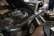 Aston Martin Vanquish во время техобслуживания в тюнинг-центре lkw-neva