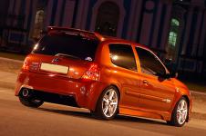 тюнинг Renault Clio Sport вид сзади в городе