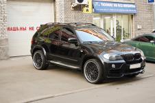 BMW X5 c установленым аэродинамическим китом от Hamann Flash