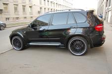 BMW X5 c установленым аэродинамическим китом от Hamann Flash пороги