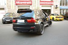 BMW X5 c установленым аэродинамическим китом от Hamann Flash накладки на выхлопные трубы