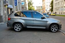 BMW X5 E70 с аэродинамическим обвесом AC-Schnitzer пороги