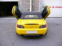 Honda S2000 вертикальные двери подняты вид сзади